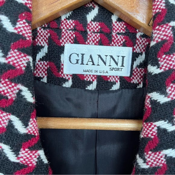 Black, white and red patterned blazer. Quality piece. Size 12 - Picture 4 of 12